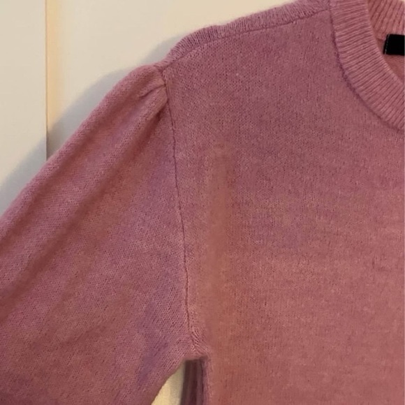 Elegant Purple Crew Neck Sweater with Soft Knit and Ribbed Cuffs - Picture 3 of 8